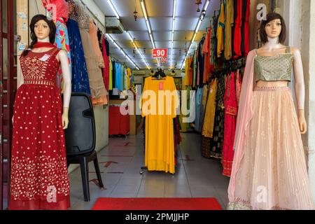 Georgetown, Penang, Malaysia - 15. Februar 2023: Außenansicht des traditionellen indischen Bekleidungsgeschäfts in Little India, Georgetown in Penang, Malaysi Stockfoto