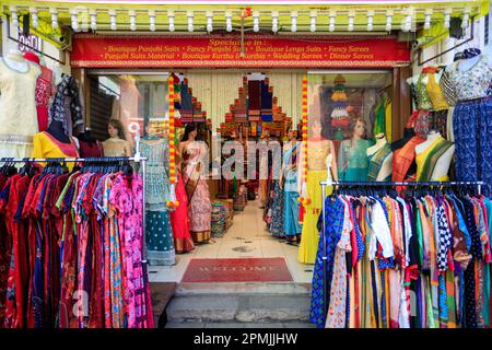 Georgetown, Penang, Malaysia - 15. Februar 2023: Außenansicht des traditionellen indischen Bekleidungsgeschäfts in Little India, Georgetown in Penang, Malaysi Stockfoto