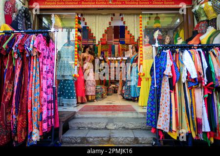 Georgetown, Penang, Malaysia - 15. Februar 2023: Außenansicht des traditionellen indischen Bekleidungsgeschäfts in Little India, Georgetown in Penang, Malaysi Stockfoto