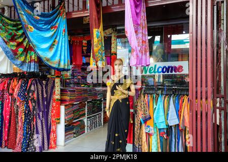 Georgetown, Penang, Malaysia - 15. Februar 2023: Außenansicht des traditionellen indischen Bekleidungsgeschäfts in Little India, Georgetown in Penang, Malaysi Stockfoto