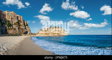 Ehemalige 4. Jahrhundert Kloster auf der Oberseite des Heiligtums Santa Maria Insel - Tropea, Kalabrien, Italien. Tropea Strand am Tyrrhenischen Meer. Menschen unrecogni Stockfoto