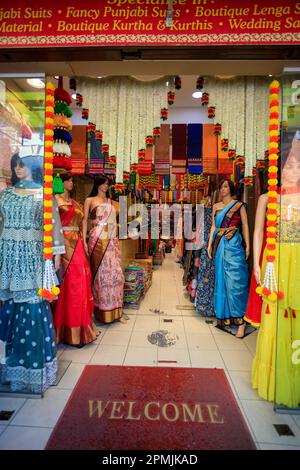 Georgetown, Penang, Malaysia - 15. Februar 2023: Außenansicht des traditionellen indischen Bekleidungsgeschäfts in Little India, Georgetown in Penang, Malaysi Stockfoto