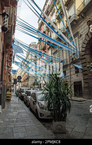 Neapel, Italien - 2. April 2023: Banner und Böcke fliegen über der Via Luigi Settembrini im Zentrum von Neapel in der Gegend Centro Storico, um die Su zu feiern Stockfoto