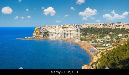 Meer Sommer gehockt Peschici schönen Blick auf die Stadt, Halbinsel Gargano in Apulien, Italien. Die Menschen sind nicht mehr wiederzuerkennen. Stockfoto