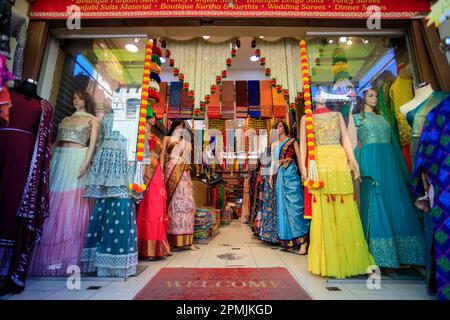 Georgetown, Penang, Malaysia - 15. Februar 2023: Außenansicht des traditionellen indischen Bekleidungsgeschäfts in Little India, Georgetown in Penang, Malaysi Stockfoto