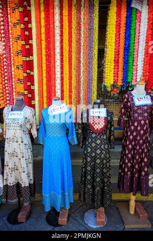 Georgetown, Penang, Malaysia - 15. Februar 2023: Außenansicht des traditionellen indischen Bekleidungsgeschäfts in Little India, Georgetown in Penang, Malaysi Stockfoto