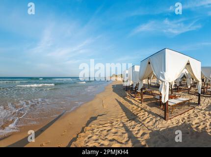Strand Zelte Überdachungen auf Morgen Paradies weißen sandigen Strand, Apulien, Italien. Stockfoto