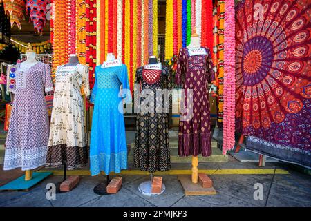 Georgetown, Penang, Malaysia - 15. Februar 2023: Außenansicht des traditionellen indischen Bekleidungsgeschäfts in Little India, Georgetown in Penang, Malaysi Stockfoto