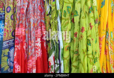 Viele bunte Stoffschals hängen hintereinander Stockfoto