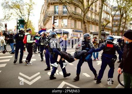 Paris, Frankreich. 13. April 2023. Demonstranten stoßen während der Demonstration auf Polizeibeamte. Die Bürger gingen auf die Straße, um gegen die Rentenreform in Paris zu protestieren. Kredit: SOPA Images Limited/Alamy Live News Stockfoto