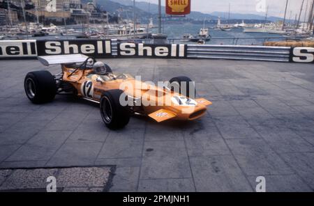 Bruce McLaren fährt die M14A an der Gazomètre Hairpin, Monaco GP, 1970. Er ging mit Suspensionsschäden in den Ruhestand. Dieses Rennen war sein letztes Rennen vor seinem tragischen Unfall in Goodwood Stockfoto
