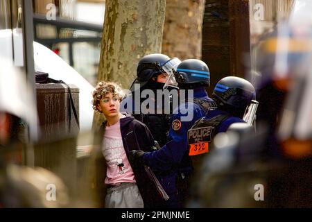 Paris, Frankreich. 13. April 2023. Polizisten verhaften ein Kind, das an den Zusammenstößen teilgenommen hat. Die Bürger gingen auf die Straße, um gegen die Rentenreform in Paris zu protestieren. (Foto: Marco Cordone/SOPA Images/Sipa USA) Guthaben: SIPA USA/Alamy Live News Stockfoto