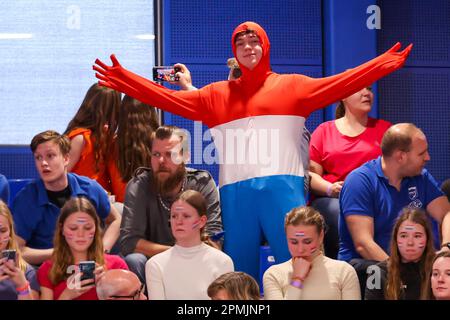 ROTTERDAM, NIEDERLANDE - APRIL 13: Fans der Niederlande während der Wasserpolo-Weltmeisterschaft der Frauen 2023, Spiel der Division 1 USA gegen Italien am 13. April 2023 in Rotterdam, Niederlande (Foto: Albert ten Hove/Orange Pictures) Stockfoto