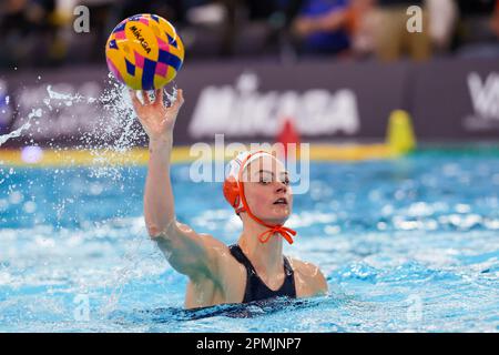 ROTTERDAM, NIEDERLANDE - APRIL 13: Brigitte Sleeking der Niederlande während der Wasserpolo-Weltmeisterschaft der Frauen 2023, Spiel der Division 1 USA gegen Italien am 13. April 2023 in Rotterdam, Niederlande (Foto: Albert ten Hove/Orange Pictures) Stockfoto