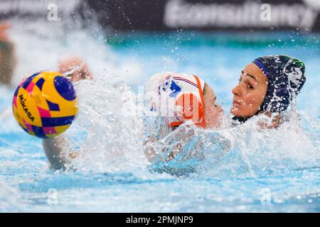 ROTTERDAM, NIEDERLANDE - APRIL 13: Brigitte Sleeking der Niederlande, Dorottya Szilagyi aus Ungarn während der Wasserpolo-Weltmeisterschaft der Frauen 2023, Spiel der Division 1 USA gegen Italien am 13. April 2023 in Rotterdam, Niederlande (Foto von Albert ten Hove/Orange Pictures) Stockfoto