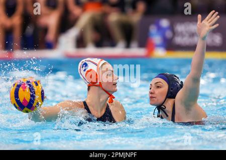 ROTTERDAM, NIEDERLANDE - APRIL 13: Brigitte Sleeking der Niederlande, Greta Gurisatti von Ungarn während der Wasserpolo-Weltmeisterschaft der Frauen 2023, Spiel der Division 1 USA gegen Italien am 13. April 2023 in Rotterdam, Niederlande (Foto von Albert ten Hove/Orange Pictures) Stockfoto