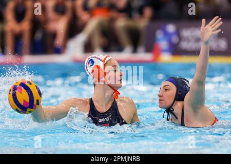 ROTTERDAM, NIEDERLANDE - APRIL 13: Brigitte Sleeking der Niederlande, Greta Gurisatti von Ungarn während der Wasserpolo-Weltmeisterschaft der Frauen 2023, Spiel der Division 1 USA gegen Italien am 13. April 2023 in Rotterdam, Niederlande (Foto von Albert ten Hove/Orange Pictures) Stockfoto