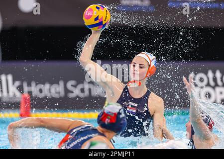 ROTTERDAM, NIEDERLANDE - APRIL 13: Brigitte Sleeking der Niederlande während der Wasserpolo-Weltmeisterschaft der Frauen 2023, Spiel der Division 1 USA gegen Italien am 13. April 2023 in Rotterdam, Niederlande (Foto: Albert ten Hove/Orange Pictures) Stockfoto