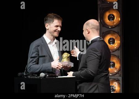 Bremen, Deutschland. 13. April 2023. Leopold Nicholas von Bülow-Quirk (l) nimmt im Namen seines verstorbenen Großvaters Vicco von Bülow, alias Loriot, die Ehrenauszeichnung des Bremer Filmfestivals an. Schauspielerin und Regisseurin Schrader wird auch beim Bremer Filmfestival geehrt. Das Bremer Filmfestival begann am 12. April und läuft bis zum 16. April. Kredit: Sina Schuldt/dpa/Alamy Live News Stockfoto