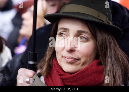 Paris, Frankreich. 13. April 2023. Sophie Binet (CGT) nimmt am zwölften Tag des Protests gegen die Rentenreform und den allmählichen Eintritt in den Ruhestand mit 64 Jahren am 13. April 2023 in Paris, Frankreich, Teil. Sophie Binet wurde am 31. März 2023 zum Leiter der CGT gewählt. Kredit: Bernard Menigault/Alamy Live News Stockfoto