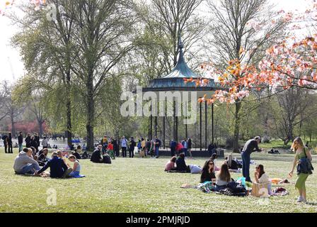 Ostersonntag 2023 im Regents Park, London, genießen die Massen das Frühlingswetter und die Blumen in Großbritannien Stockfoto