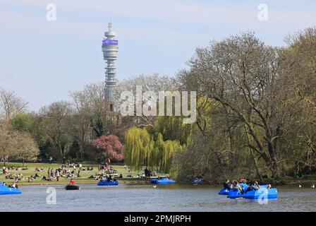 Der See im Regents Park mit dem BT-Turm dahinter an einem sonnigen Ostersonntag in London, Großbritannien Stockfoto