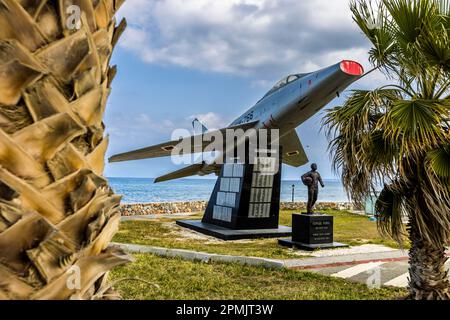 Denkmal des ehemaligen Piloten Cengiz Topel, der Napalm auf Zypern an der Seite der Türkei abwarf. Karavostasi, Zypern Stockfoto