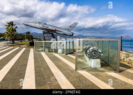 Denkmal des ehemaligen Piloten Cengiz Topel, der Napalm auf Zypern an der Seite der Türkei abwarf. Karavostasi, Zypern Stockfoto