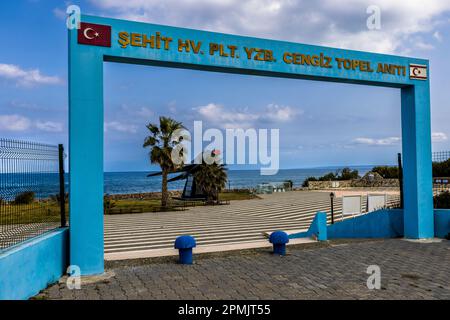 Denkmal des ehemaligen Piloten Cengiz Topel, der Napalm auf Zypern an der Seite der Türkei abwarf. Karavostasi, Zypern Stockfoto