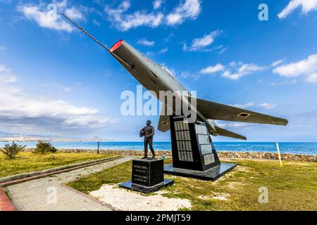 Denkmal des ehemaligen Piloten Cengiz Topel, der Napalm auf Zypern an der Seite der Türkei abwarf. Karavostasi, Zypern Stockfoto