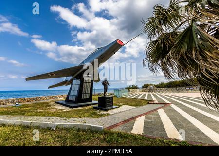 Denkmal des ehemaligen Piloten Cengiz Topel, der Napalm auf Zypern an der Seite der Türkei abwarf. Karavostasi, Zypern Stockfoto