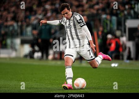 Turin, Italien. 13. April 2023. Federico Chiesa vom FC Juventus in Aktion während des Europa League Fußballspiels zwischen dem FC Juventus und dem FC Sporting CP im Juventus Stadion in Torino (Italien), 13. April 2023. Foto Federico Tardito/Insidefoto Credit: Insidefoto di andrea staccioli/Alamy Live News Stockfoto