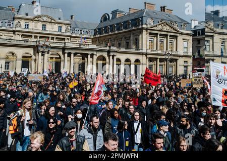 Jan Schmidt-Whitley/Le Pictorium - Demonstration gegen die Rentenreform in Paris - 13/4/2023 - Frankreich / Paris / Paris - die Menge geht vor dem Staatsrat vorbei. Die Beteiligung war am Donnerstag des zwölften Tages der Mobilisierung gegen die Rentenreform erneut rückläufig, und die Gewerkschaften näherten sich dem niedrigsten Stand seit Beginn der sozialen Bewegung. In der Hauptstadt zählte das Polizeihauptquartier 42.000 Demonstranten (gegenüber 57.000 am 6. April), während die CGT 400.000 forderte. Stockfoto