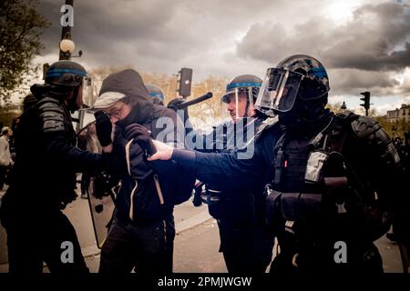 Gerard Cambon / Le Pictorium - 12. Protesttag gegen das Rentengesetz - 13/4/2023 - Frankreich / Paris / Paris - Verhaftung eines Mitglieds des schwarzen Blocks Stockfoto