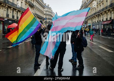 Jan Schmidt-Whitley/Le Pictorium - Demonstration gegen die Rentenreform in Paris - 13/4/2023 - Frankreich / Paris / Paris - Eine Gruppe mit LGBT+ und Trans Flags. Die Beteiligung war am Donnerstag des zwölften Tages der Mobilisierung gegen die Rentenreform erneut rückläufig, und die Gewerkschaften näherten sich dem niedrigsten Stand seit Beginn der sozialen Bewegung. In der Hauptstadt zählte das Polizeihauptquartier 42.000 Demonstranten (gegenüber 57.000 am 6. April), während die CGT 400.000 forderte. Stockfoto