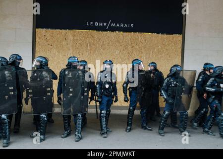 Jan Schmidt-Whitley/Le Pictorium - Demonstration gegen die Rentenreform in Paris - 13/4/2023 - Frankreich / Paris / Paris - Polizeibeamte vor einem Kaufhaus. Die Beteiligung war am Donnerstag des zwölften Tages der Mobilisierung gegen die Rentenreform erneut rückläufig, und die Gewerkschaften näherten sich dem niedrigsten Stand seit Beginn der sozialen Bewegung. In der Hauptstadt zählte das Polizeihauptquartier 42.000 Demonstranten (gegenüber 57.000 am 6. April), während die CGT 400.000 forderte. Stockfoto