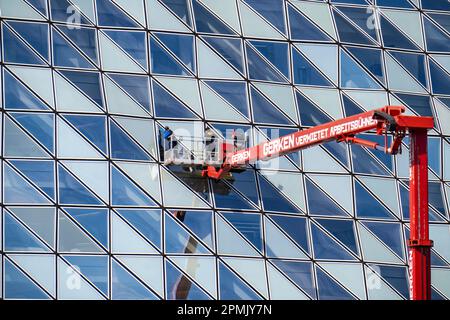 Gebäudereiniger reinigen Fensterscheiben, reinigen eine Fassade, Lkw-Arbeitsplattform der deutschen Vermietungsfirma Gerken, Gebäude der Hafenbehörde Antwerpen, Stockfoto