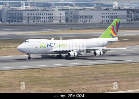 ISTANBUL, TURKIYE - 06. AUGUST 2022: ACT Airlines Boeing 747-412FSCD (26559) Landung zum Istanbul International Airport Stockfoto