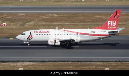 ISTANBUL, TURKIYE - 06. AUGUST 2022: Landung der FlyJordan Boeing 737-33V (29342) zum internationalen Flughafen Istanbul Stockfoto