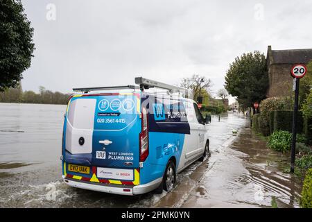 Ein Klempner-Lieferwagen kämpft durch Hochwasser in der Chiswick Mall in Chiswick, Südwest-London, England, Großbritannien Stockfoto