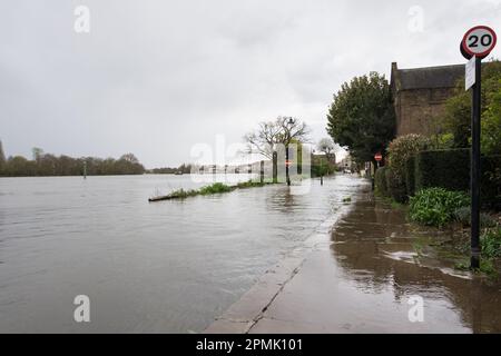 Hochwasser in der Chiswick Mall in der Nähe von Fuller's Brewery in Chiswick, Südwesten von London, England, Großbritannien Stockfoto