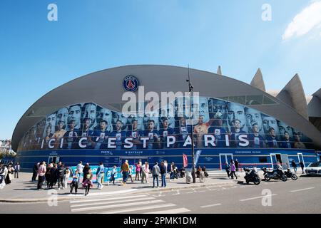 Das gesamte PSG-Team befindet sich am Haupteingang des Stadions Parc des Princes, dem Heimstadion des französischen Fußballvereins Paris Saint-Germain Ligue 1 Stockfoto