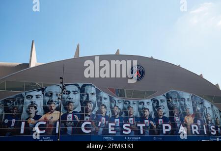 Das gesamte PSG-Team befindet sich am Haupteingang des Stadions Parc des Princes, dem Heimstadion des französischen Fußballvereins Paris Saint-Germain Ligue 1 Stockfoto