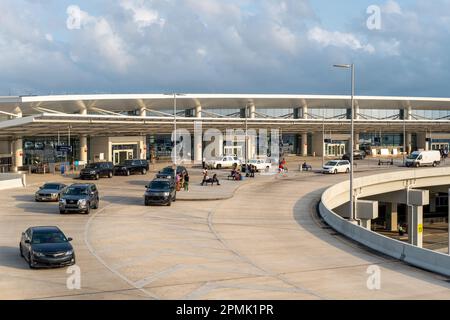 KENNER, LA, USA - 31. MÄRZ 2023: Fahrzeuge und Personen am Hauptterminal des Louis Armstrong New Orleans International Airport Stockfoto