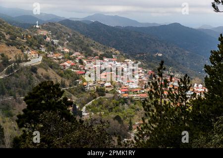 Wandern im Troodos-Gebirge. Pedoulas, Zypern. Bergdorf Pedhoulas, Zypern, am Fuße der Troodos-Berge Stockfoto