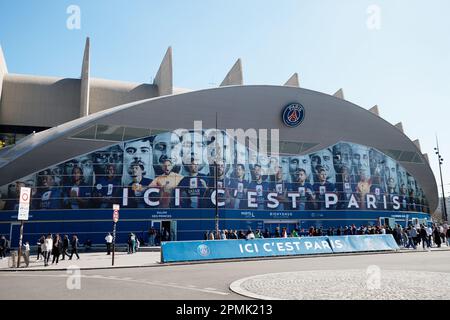 PARIS , FRANCE-Avril 08 , 2023 : das ganze PSG-Team am Haupteingang des Parc des Princes Stadions, dem Heimplatz der französischen Ligue 1 Fußball-Cl Stockfoto