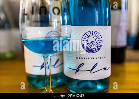 Das Rezept für den blauen Aperitif ist das Geheimnis des Linos Winery in Omodos, Zypern. Die Farbe entsteht auf natürliche Weise, wenn Weißwein kurz mit den Schalen roter Trauben in Berührung kommt Stockfoto