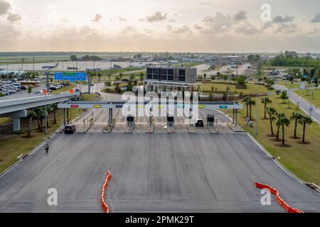 KENNER, LA, USA - 31. MÄRZ 2023: Kurzzeit-Parkhaus am Louis Armstrong International Airport, wenn die Sonne untergeht Stockfoto