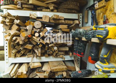 Professionelle Zimmermannseinrichtung – eine Vielzahl von Werkzeugen wie Schraubendreher und verschiedene Holzstücke, an denen gearbeitet werden kann. Hochwertiges Foto Stockfoto