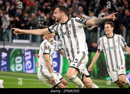 Turin, Italien. 13. April 2023. Federico Gatti von Juventus feiert sein Tor bei der UEFA Europa League, dem Viertelfinale, dem 1.-beinigen Fußballspiel zwischen Juventus Turin und Sporting Portugal am 13. April 2023 im Allianz-Stadion in Turin, Italien - Photo Jean Catuffe/DPPI Credit: DPPI Media/Alamy Live News Stockfoto